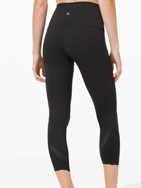 Lululemon Wunder Under High-Rise Crop 23" Scallop Full-On Luxtreme
Black size 10